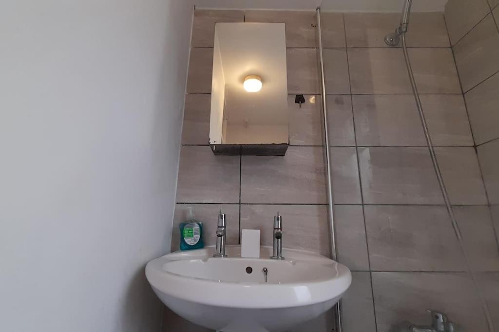 Spacious 4 Bedroom, Free Netflix, Central Location Кардифф Экстерьер фото