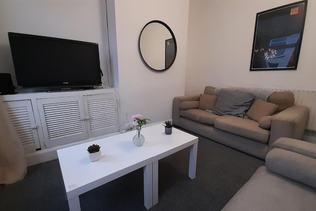 Spacious 4 Bedroom, Free Netflix, Central Location Кардифф Экстерьер фото