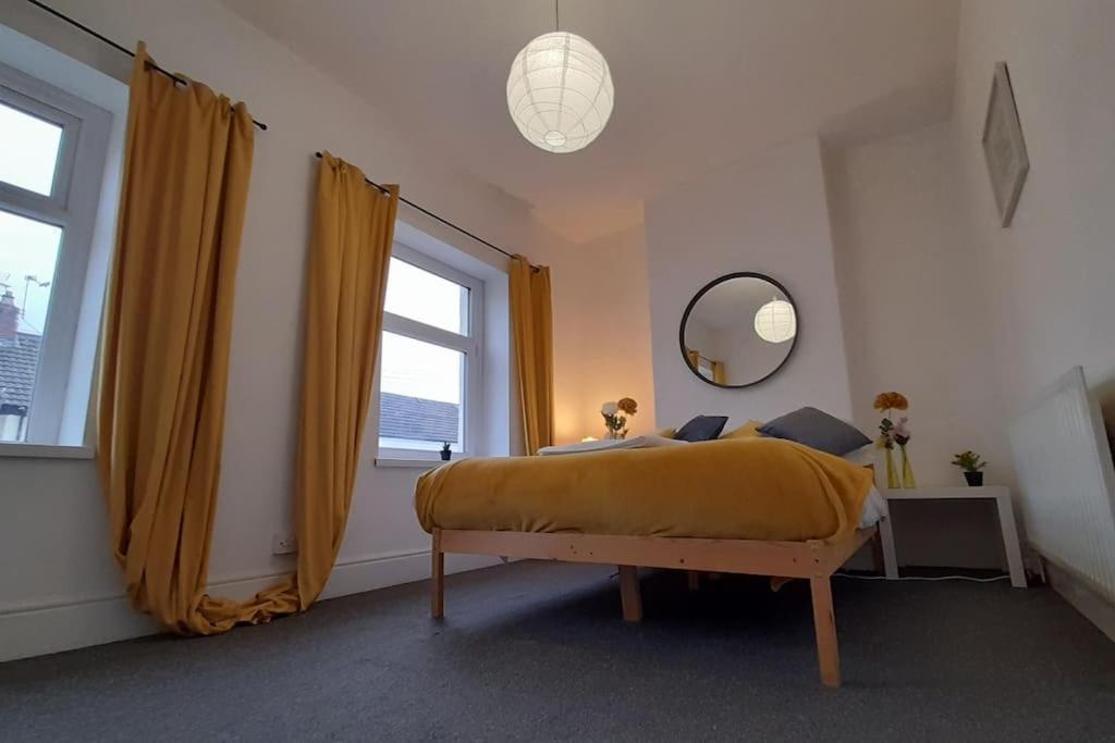 Spacious 4 Bedroom, Free Netflix, Central Location Кардифф Экстерьер фото