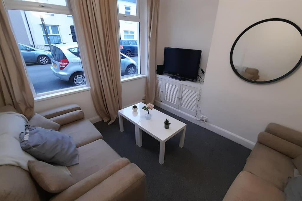 Spacious 4 Bedroom, Free Netflix, Central Location Кардифф Экстерьер фото
