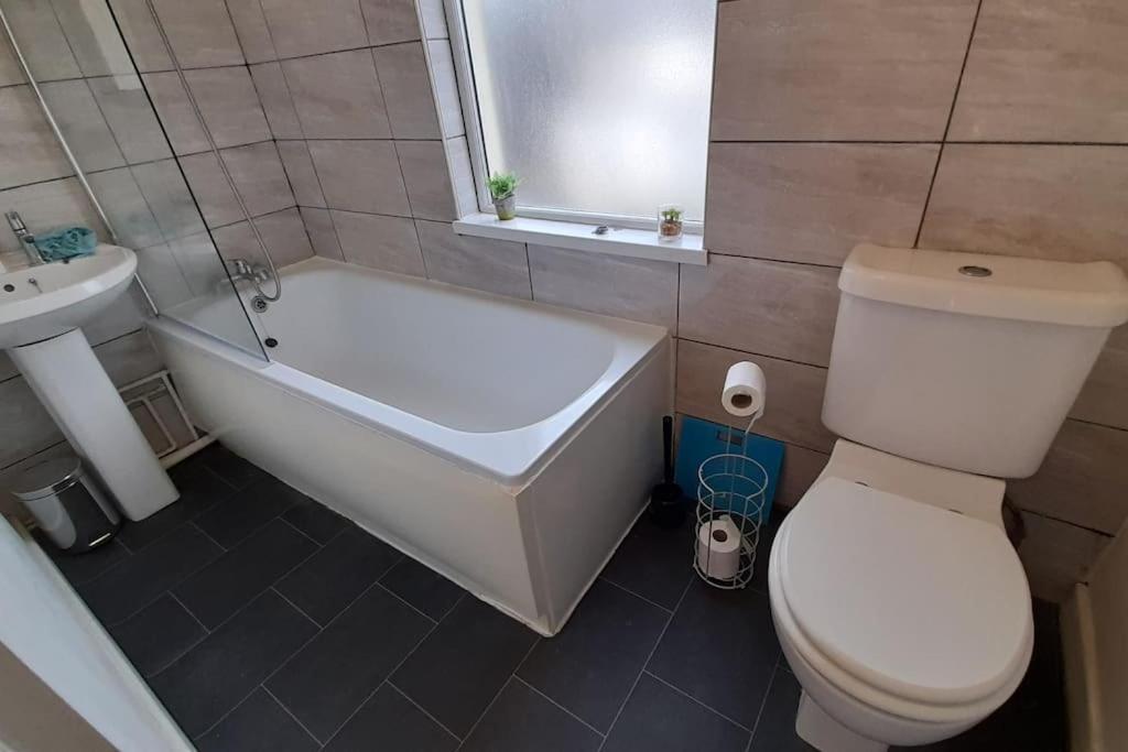 Spacious 4 Bedroom, Free Netflix, Central Location Кардифф Экстерьер фото