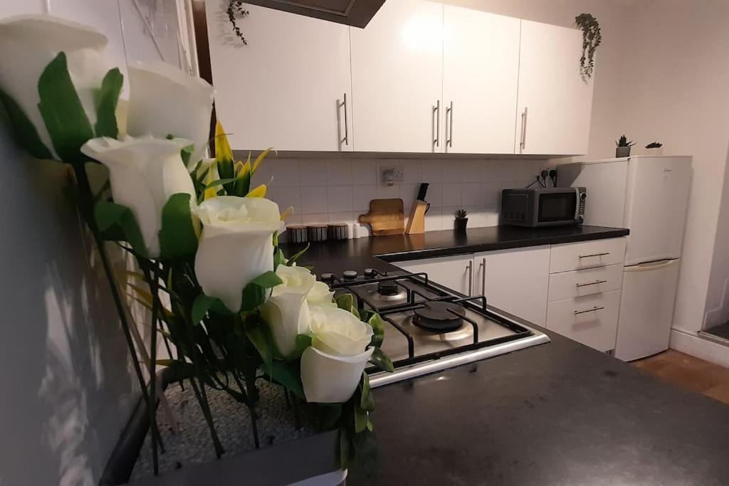 Spacious 4 Bedroom, Free Netflix, Central Location Кардифф Экстерьер фото
