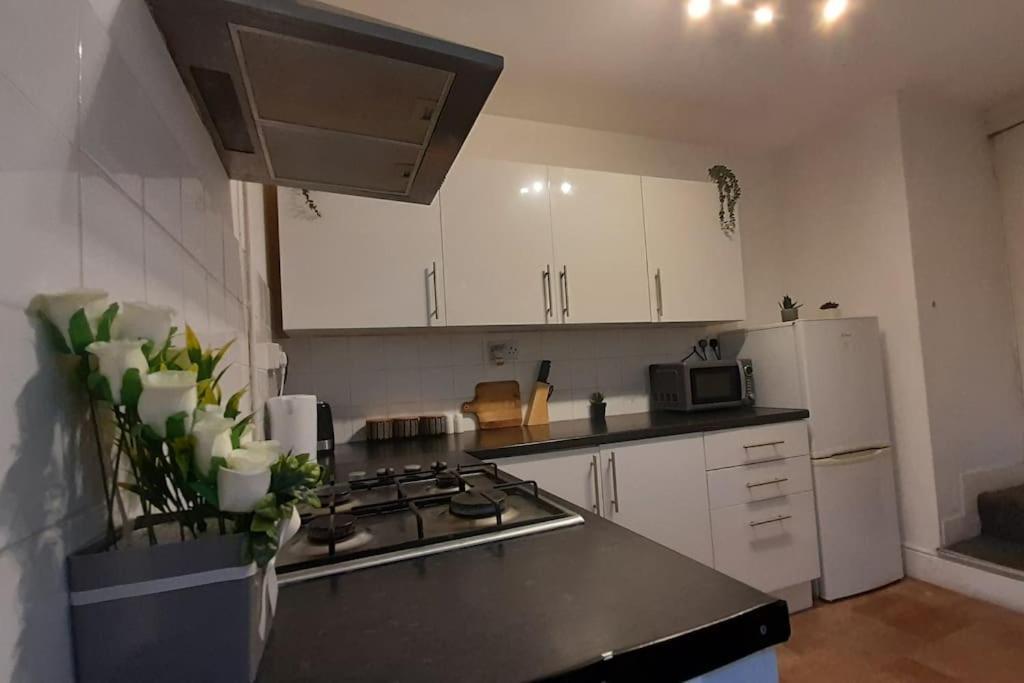 Spacious 4 Bedroom, Free Netflix, Central Location Кардифф Экстерьер фото
