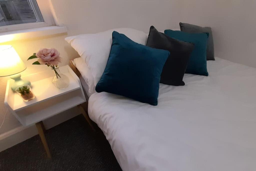 Spacious 4 Bedroom, Free Netflix, Central Location Кардифф Экстерьер фото