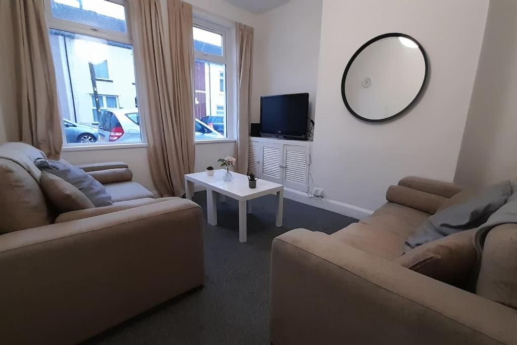 Spacious 4 Bedroom, Free Netflix, Central Location Кардифф Экстерьер фото