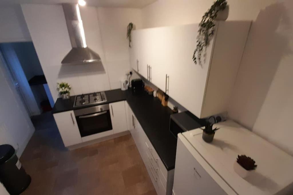 Spacious 4 Bedroom, Free Netflix, Central Location Кардифф Экстерьер фото