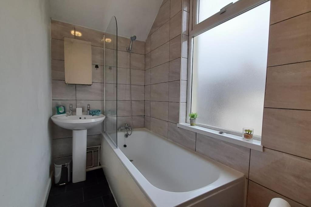 Spacious 4 Bedroom, Free Netflix, Central Location Кардифф Экстерьер фото