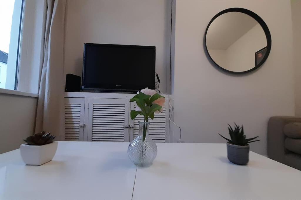 Spacious 4 Bedroom, Free Netflix, Central Location Кардифф Экстерьер фото
