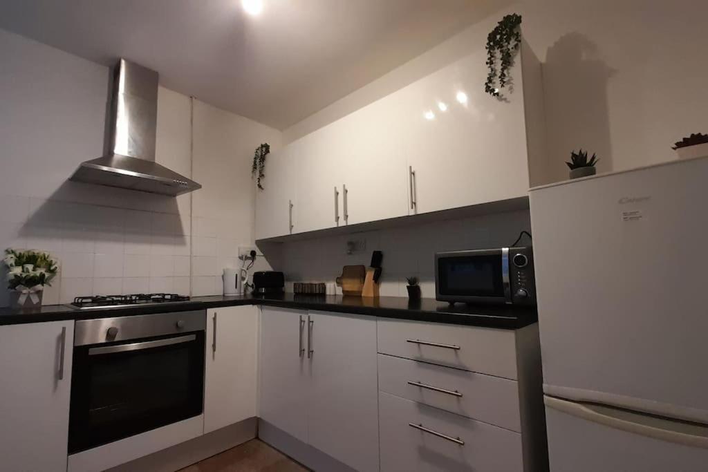 Spacious 4 Bedroom, Free Netflix, Central Location Кардифф Экстерьер фото